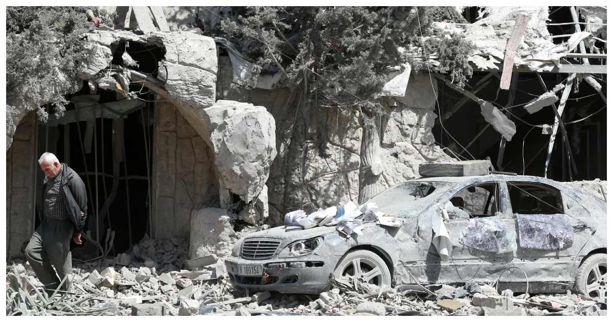 ইসরায়েলের বোমা হামলায় বিধ্বস্ত লেবাননের একটি জনবহুল এলাকা। ছবি: দ্য গার্ডিয়ান