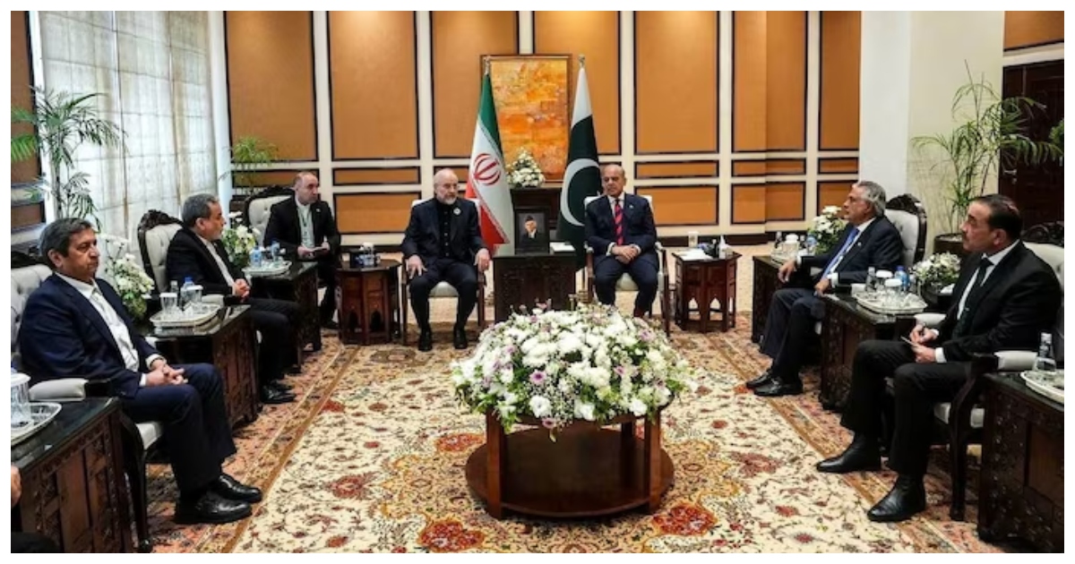 শনিবার ইসলামাবাদে বৈঠক চলাকালীন অ্যামেরিকা, ইরান ও পাকিস্তানের কূটনীতিকরা। ছবি: ইন্ডিয়া টুডে