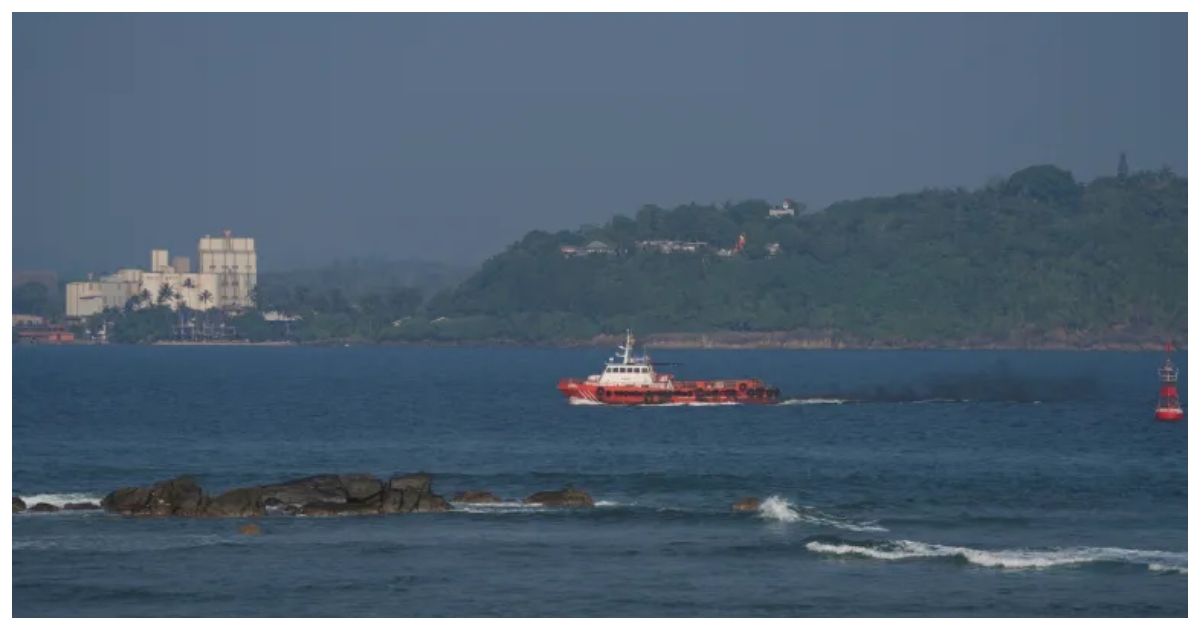 শ্রীলঙ্কার সমুদ্র উপকূলে অবস্থানরত একটি জাহাজ। ছবি: আল জাজিরা