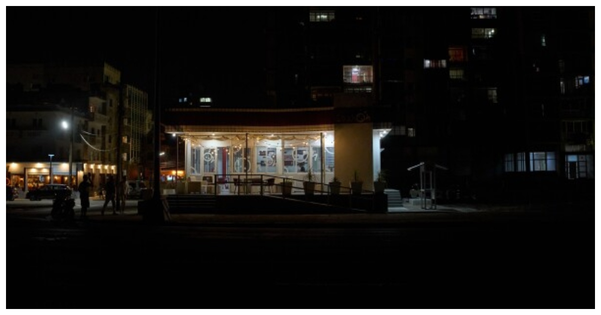 জ্বালানি সংকটে বদলে গেছে কিউবার রাজধানী হাভানার আলো ঝলমলে রাতের চিত্র। ছবি: এপি নিউজ