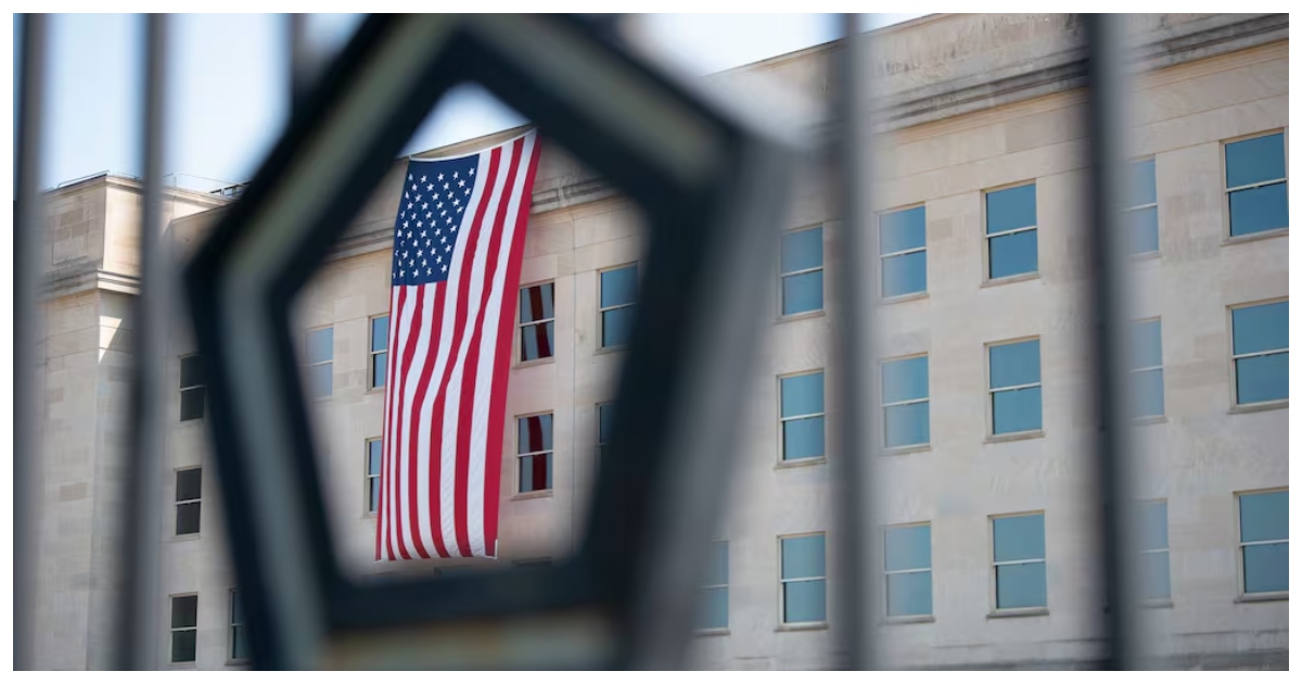 প্রতিরক্ষা সদর দপ্তর বিভাগ পেন্টাগনের কার্যালয়ে অ্যামেরিকার পতাকা।